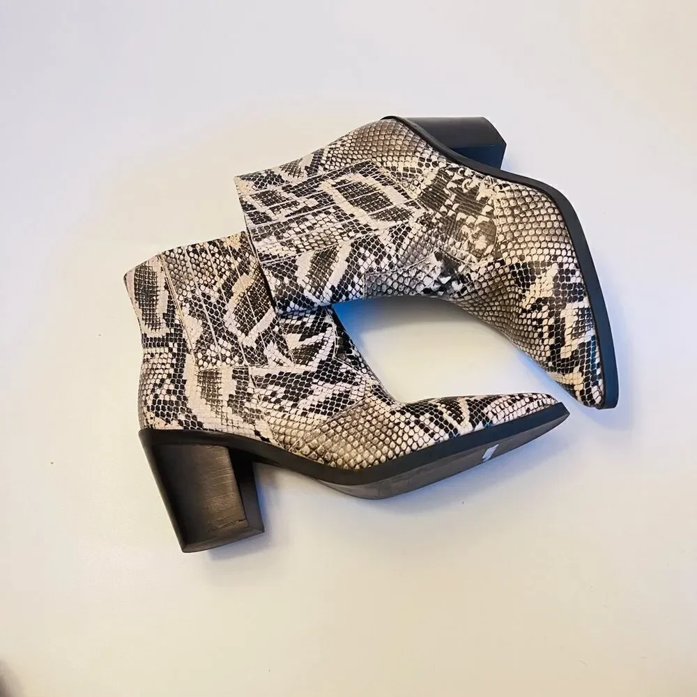 Blondo
Que Leather Waterproof Boots/Booties - Picture 5 of 5